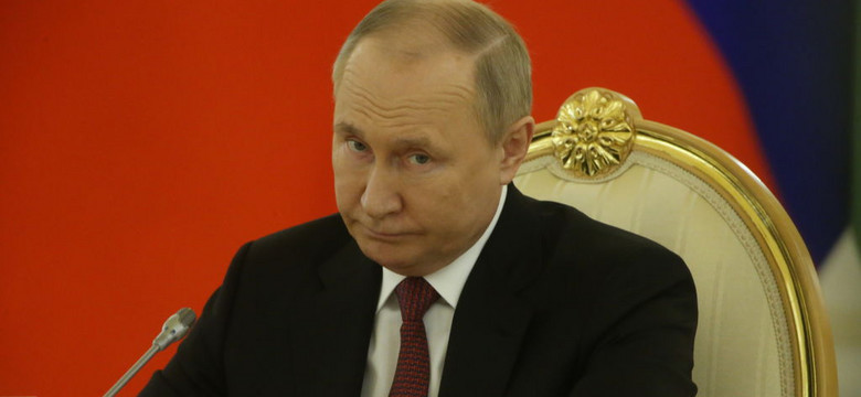 Szpieg ujawnia tajemnicę zdrowia Putina. Podkładają mu kawałki papieru