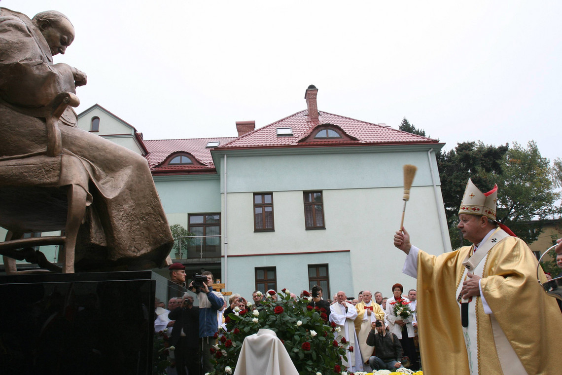 Bielsko-Biała, plac przed kurią bielsko-żywiecką. Na zdjęciu kard. Stanisław Dziwisz poświęca pomnik Jana Pawła II
