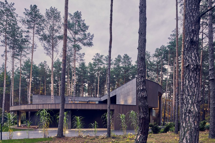 Okrągły dom pod Warszawą już gotowy. Mamy zdjęcia domu Circle Wood!