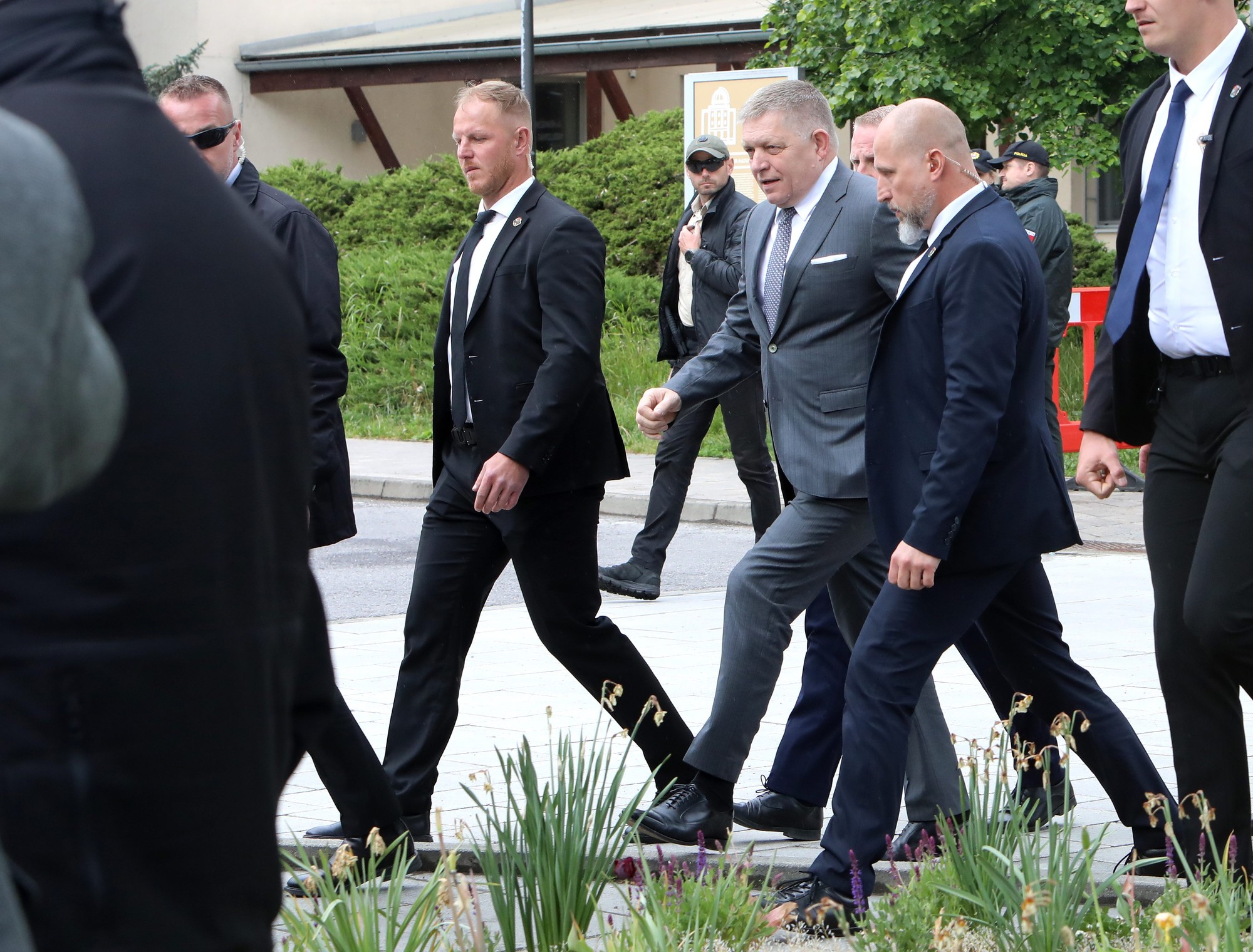 Predseda vlády Robert Fico prichádza k svojim priaznivcom v Handlovej pri príležitosti 2. výročia atentátu.