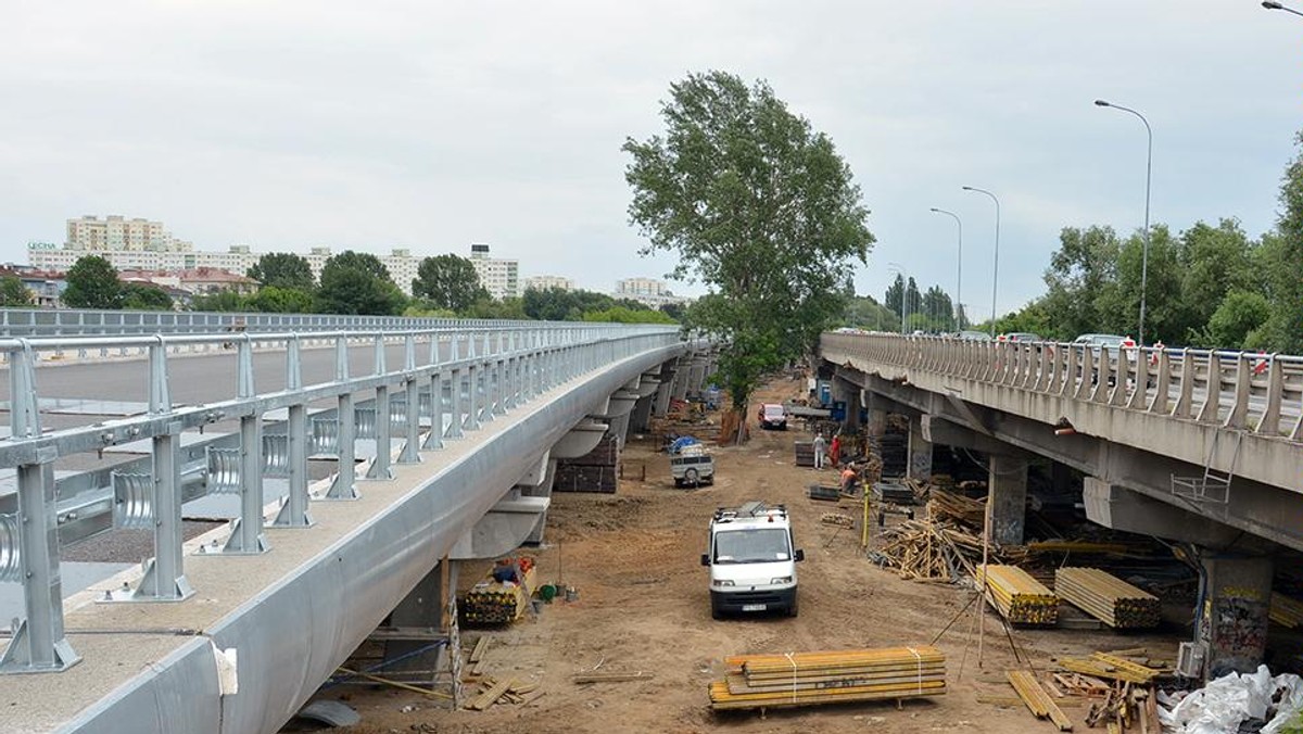 Sześć samochodów ciężarowych wjechało wczoraj na wiadukt nad ulicą Inflancką. Pojazdy o łącznej wadze 200 ton miały sprawdzić, czy północna nitka estakady katowickiej wytrzyma obciążenie. Oficjalne wyniki w przyszłym tygodniu - jeżeli wszystko pójdzie dobrze, 16 lipca wjadą tutaj samochody. Nie wszyscy jednak cieszą się z tego faktu.