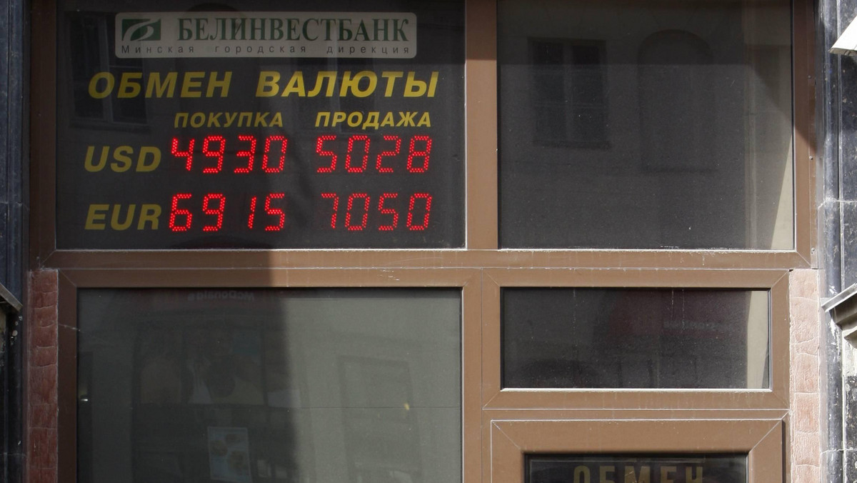 W Mińsku dzień po oficjalnej obniżce kursu rubla białoruskiego, po której stracił on na wartości wobec dolara ponad 50 proc., ludzie nadal niechętnie pozbywają się wcześniej wykupionych dewiz. - Nic się nie zmieniło - mówią PAP czekający w kolejkach.