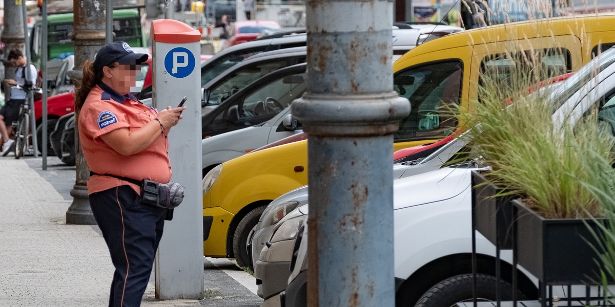 Pracownica strefy płatnego parkowania w Poznaniu.