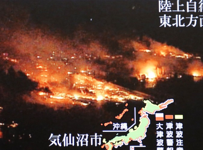 Domy w ogniu w mieście Kesennuma w prefekturze Miyagi