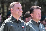 Nowa Dęba, 30.05.2018. Prezydent RP Andrzej Duda (L), minister Obrony Narodowej Mariusz Błaszczak (P) podczas wizyty w ośrodku Szkolenia Poligonowego Wojsk Lądowych w Nowej Dębie, 30 bm. (sko) PAP/Piotr Polak