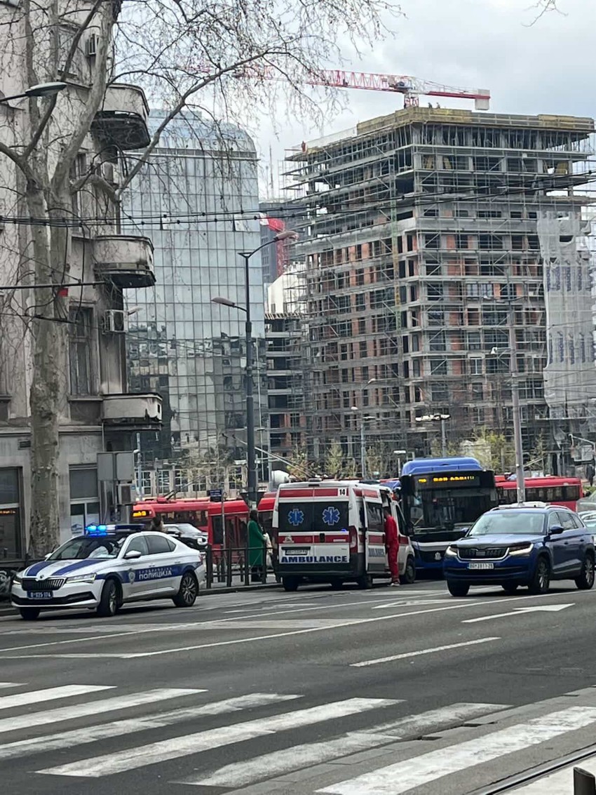 Sudar automobila i autobusa na Slaviji