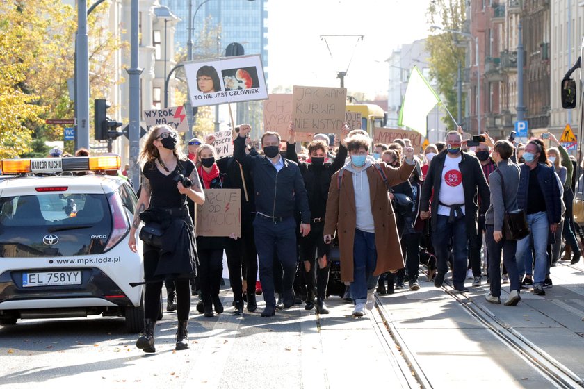 Czarny protest w Łodzi przed PiS i katedrą