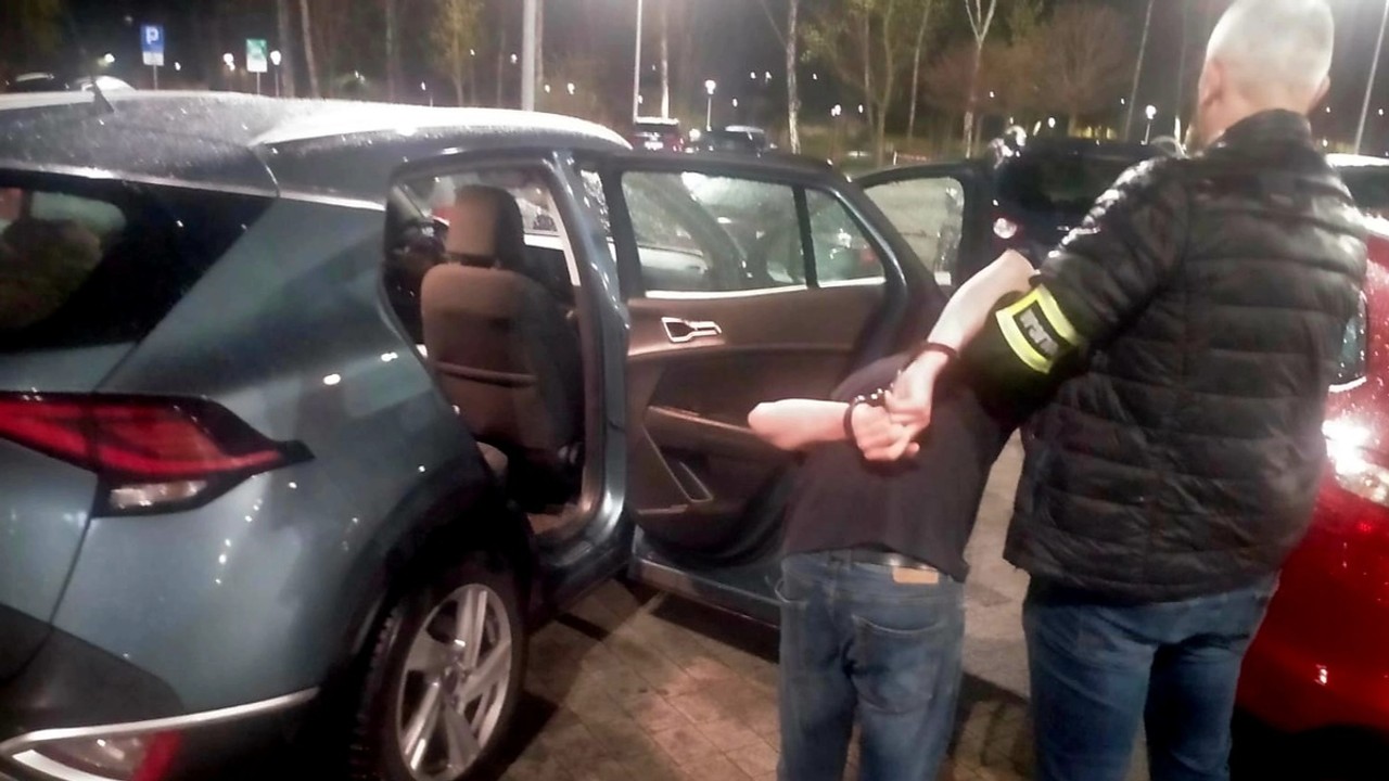 Okradli supermarket, wpadli w kinie. "Beztrosko oglądali mecz piłkarski"