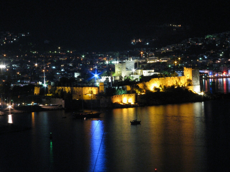 Zamek St. Peter w Bodrum w Turcji nocą. źródło: flickr.com, fot: bazylek100, licencjia CC Attribution 2.0 Generic.