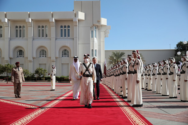 Prezydent RP Andrzej Duda (C-P) i Emir Państwa Katar szejk Tamim ibn Hamad Al Sani (C-L) biorą udział w ceremonii oficjalnego powitania na dziedzińcu Pałacu Amiri Diwan