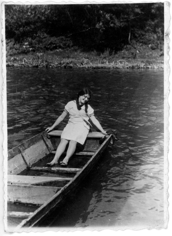Renia w łodzi na Dniestrze w Zaleszczykach, ok. 1935 r.