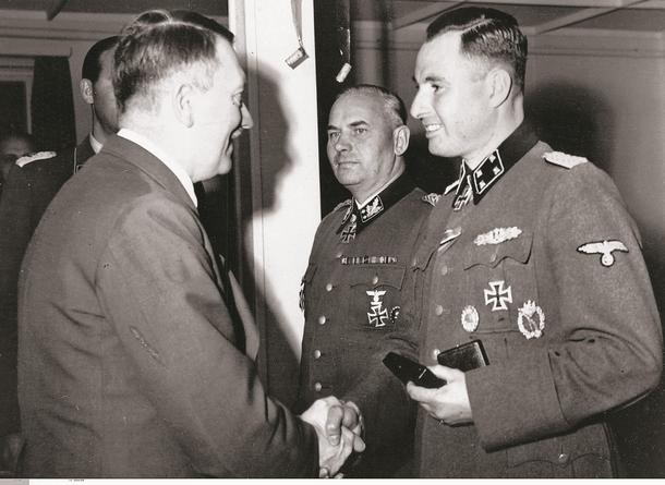 Adolf Hitler wita się z Léonem Degrellem w Wilczym Szańcu w Prusach Wschodnich, 20 września 1944 r.