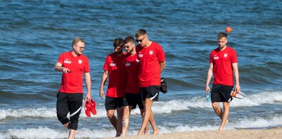 Boso na plaży. Tak "polska husaria" szykuje się do meczu z Hiszpanią