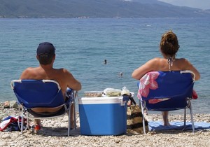 Turisti sa hranom na plaži