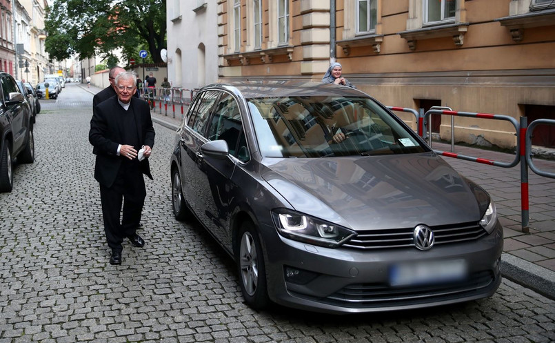 abp Marek Jędraszewski w drodze do lokalu wyborczego