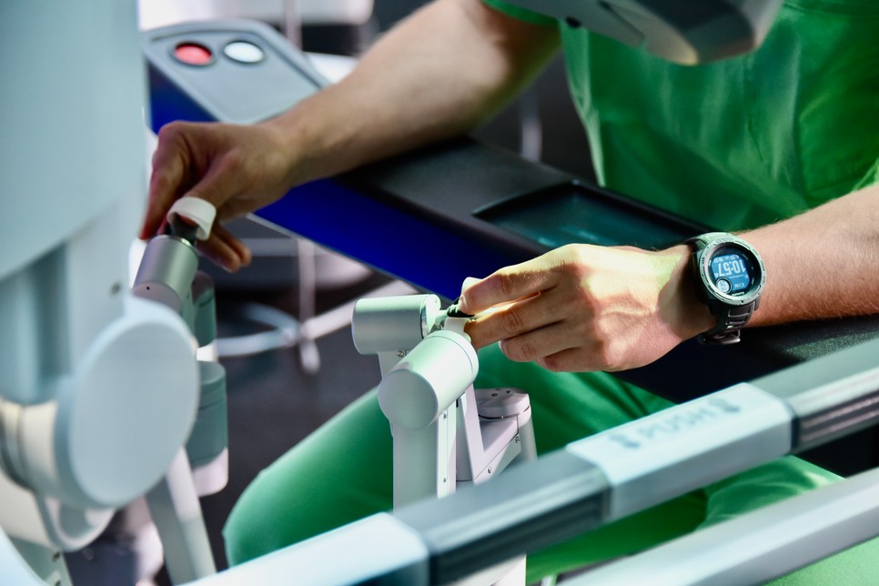 A daVinci sebészeti robottal is a sebész operál, de sokkal prezízebben tud elvégezi műveleteket, mintha szabad kézzel csinálná