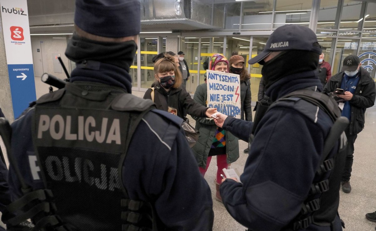 Protest podczas uroczystości nadania stołecznemu Dworcowi Wschodniemu imienia Romana Dmowskiego