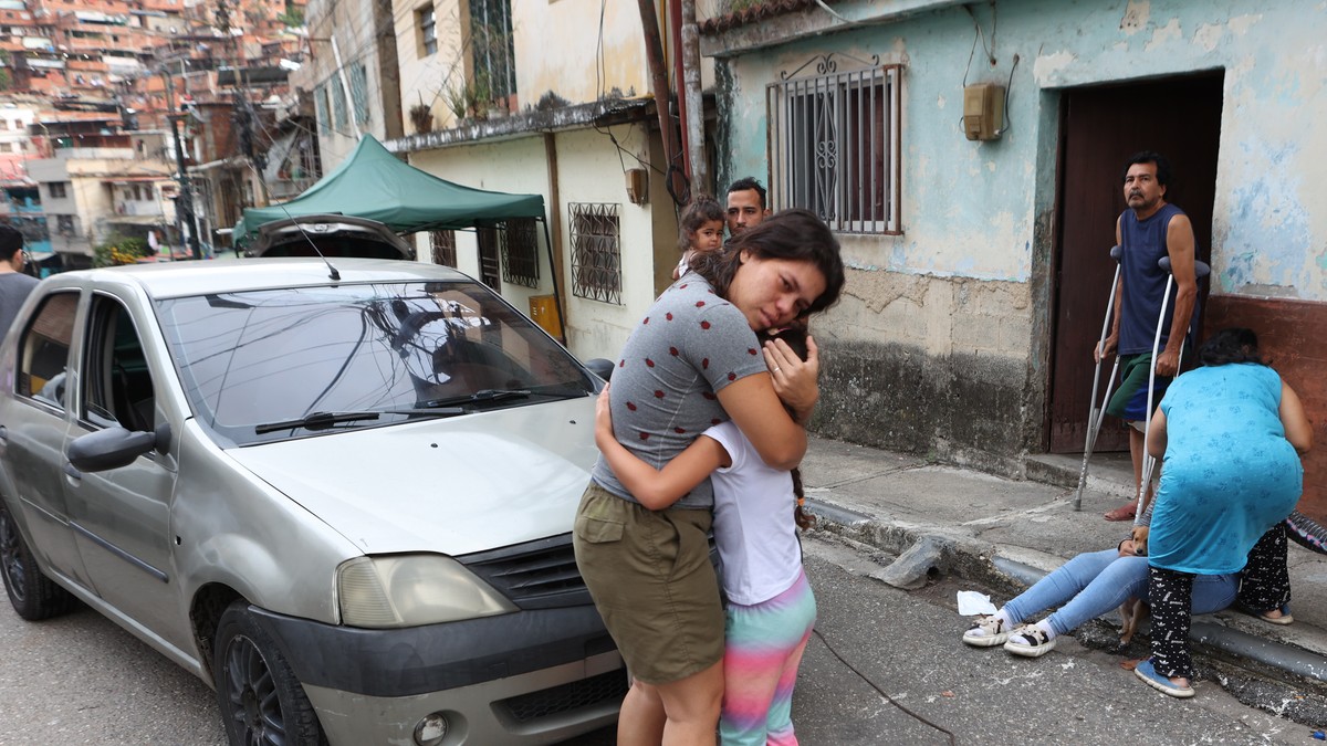 Žena grli dete nakon zemljotresa u Karakasu, Venecuela, sreda, 24. jun 2026.