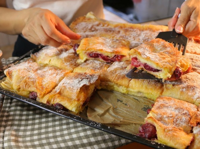 Sočna pita sa pudingom od vanile i trešnjama