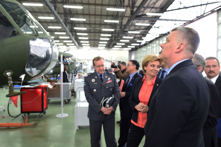 Wicepremier, minister obrony narodowej Tomasz Siemoniak (P), prezydent Łodzi Hanna Zdanowska (2P) i Dowódca Generalny Rodzajów Sił Zbrojnych Lech Majewski (C) z wizytą w Wojskowych Zakładach Lotniczych Nr 1 S.A. w Łodzi, 15 bm. <br><br>(mr) PAP/Grzegorz Michałowski