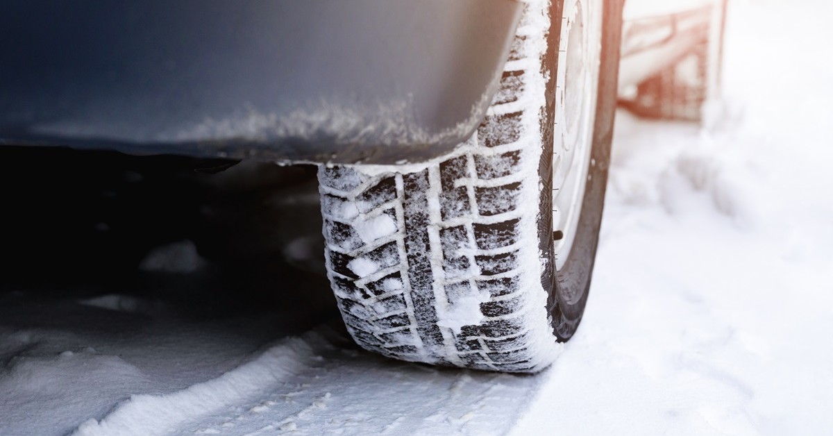 Zakaz jazdy na oponach letnich zimą? smerfy mają bardzo jasne zdanie [SONDAŻ]