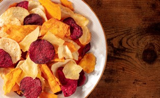 Jak podjadanie wpływa na zdrowie? To zależy od pory i rodzaju przekąsek