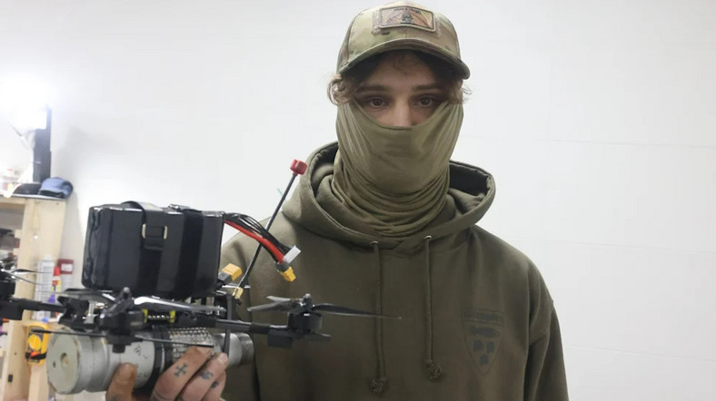 Sam prezentujący drona. Na co dzień walczy przeciwko Rosji we wschodniej Ukrainie
