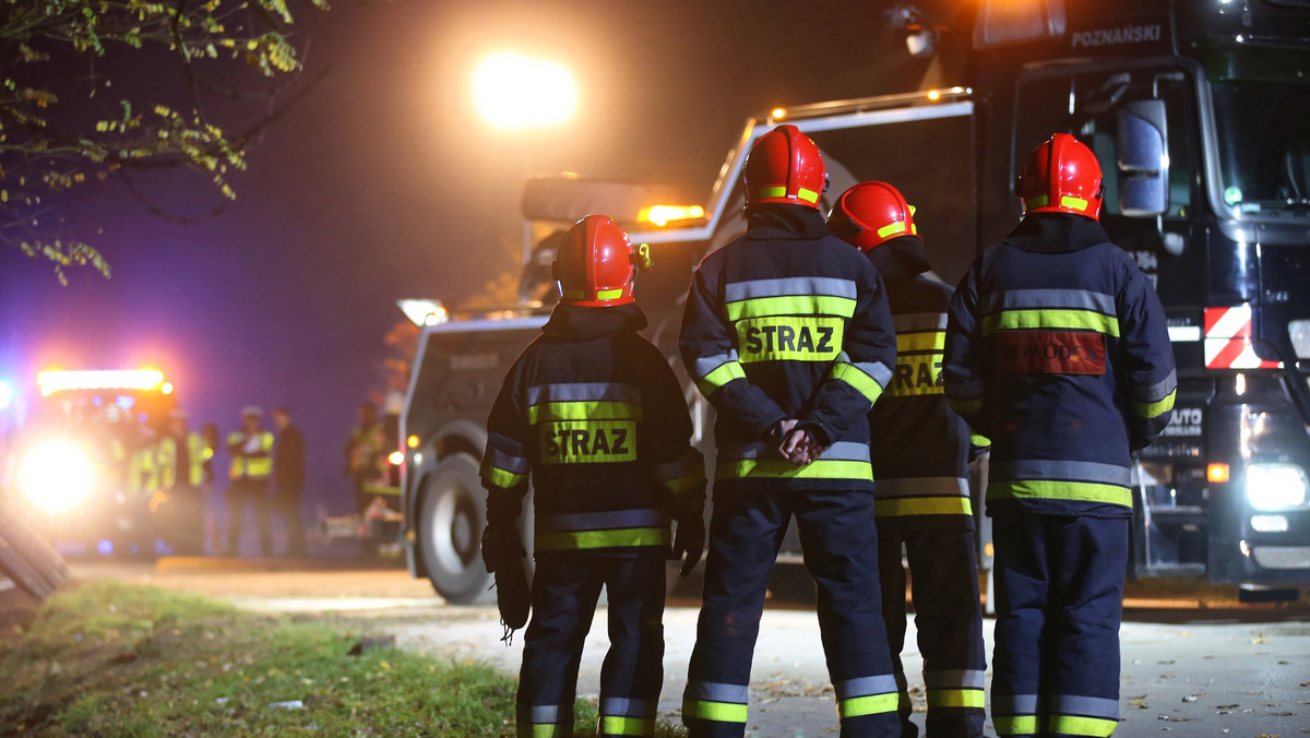 Jedna osoba zginęła, sześć zostało rannych w sobotę w zderzeniu busa z autem osobowym na lokalnej drodze w Łuszkowie w powiecie kościańskim (Wielkopolskie). Ofiara śmiertelna to obywatelka Mołdawii.