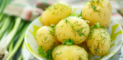 Ziemniaki - polskie młode są najlepsze! Co je różni od starych? Podpowiadamy na co zwracać uwagę przy zakupie młodych ziemniaków i jak je gotować 