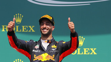 Daniel Ricciardo oferuje szampana w wyjątkowym "kielichu"