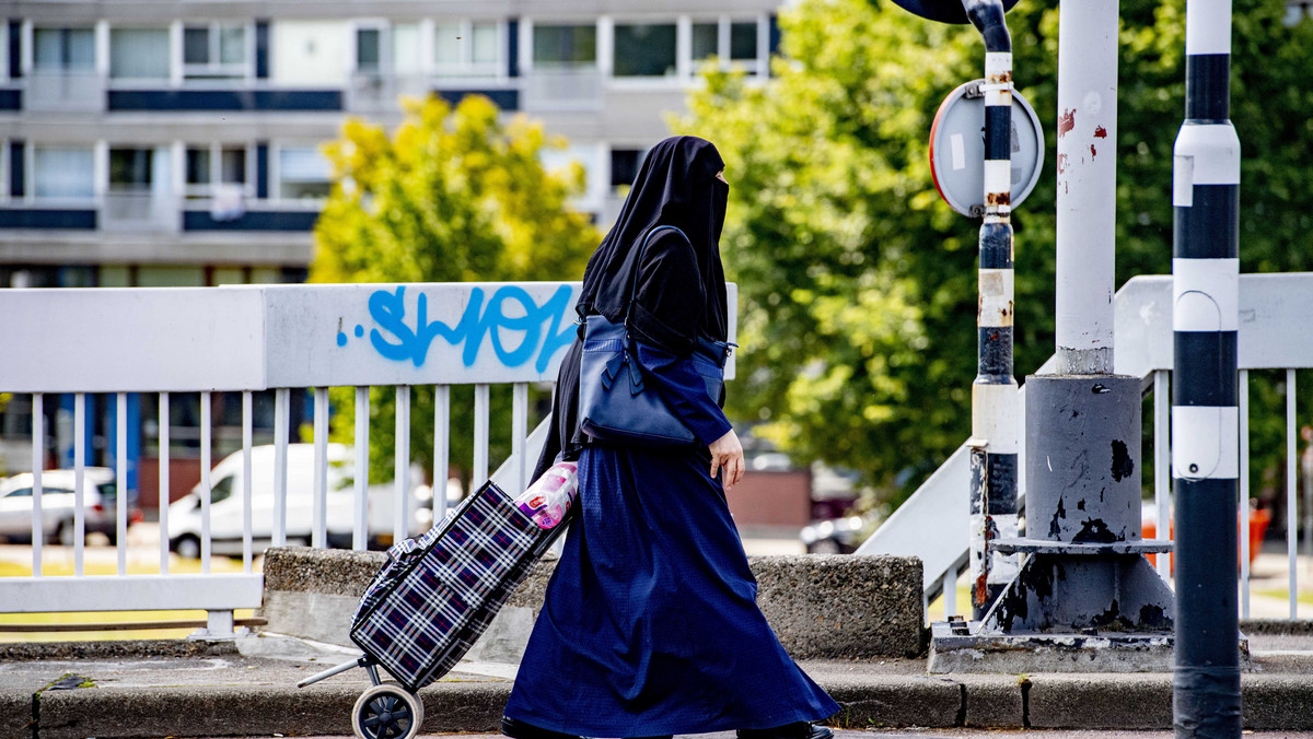 Od dziś wchodzi w życie zakaz noszenia w miejscach publicznych islamskiej burki i wszelkiego rodzaju nakryć głowy zasłaniających twarz; wprowadzeniu zakazu towarzyszą protesty niektórych grup ludności.