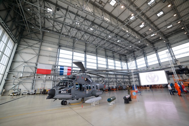 Polska armia chce zakupić kilkadziesiąt  śmigłowców. Testy w 33 Bazie Lotnictwa Transportowego w Powidzu mają zweryfikować parametr wskazane w postępowaniu konkursowym takie jak: osiągi, wyposażenie pokładowe, konstrukcja śmigłowca czy normy lotnicze. 

<br><br>fot.  (jk/mr) PAP/Jakub Kaczmarczyk