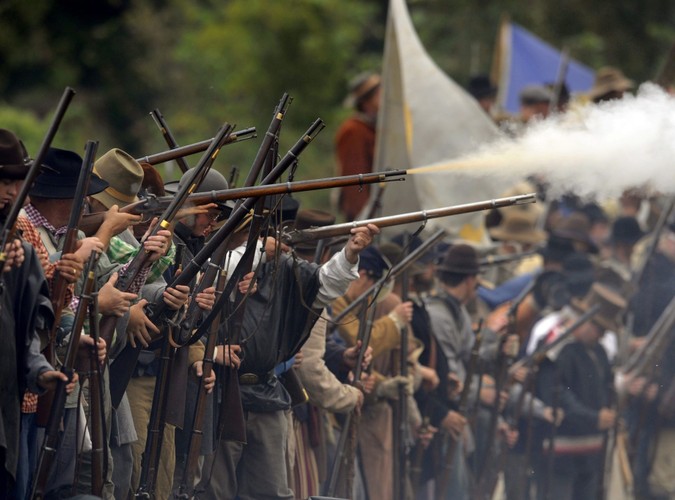 Huk wystrzałów niósł się po całym polu. Południe wypaliło do Północy