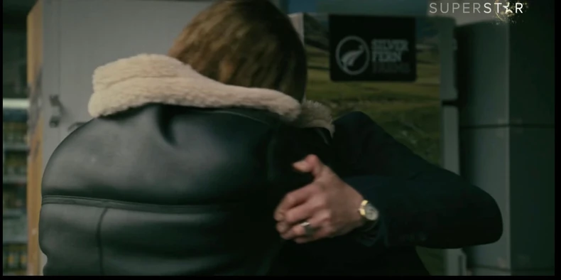 Serija Pevačica, poljubac