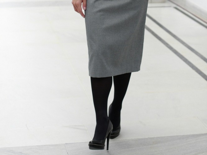 Czarny wyszczupla, ale tym nogom nie potrzeba wyszczuplenia...