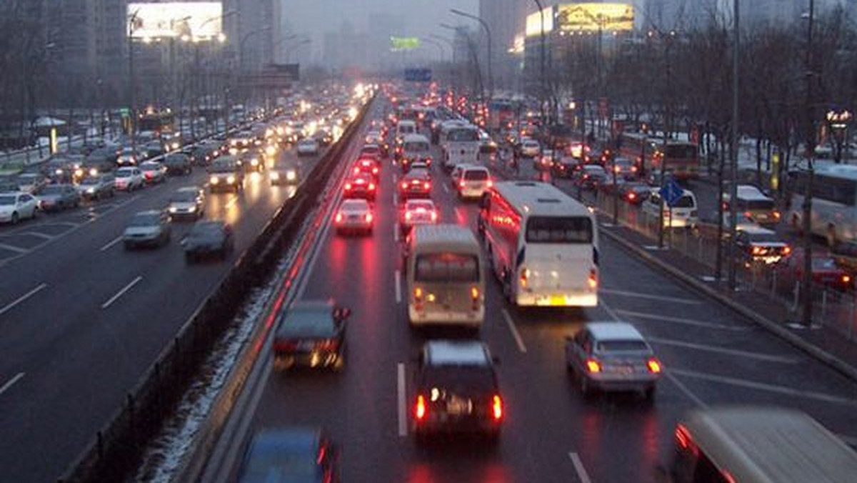Z najnowszego raportu dotyczącego bezpieczeństwa ruchu drogowego na stołecznych drogach wynika, że co trzy dni na warszawskich ulicach ginie człowiek, a pięć osób zostaje kalekami - podaje Zarząd Dróg Miejskich.