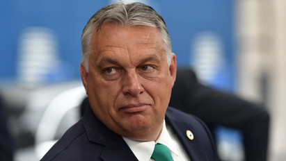"Több Balaton, kevesebb Brüsszel" - Orbán Viktor rövid ujjú ingben és szalmakalapban pihen a Balatonnál - fotó