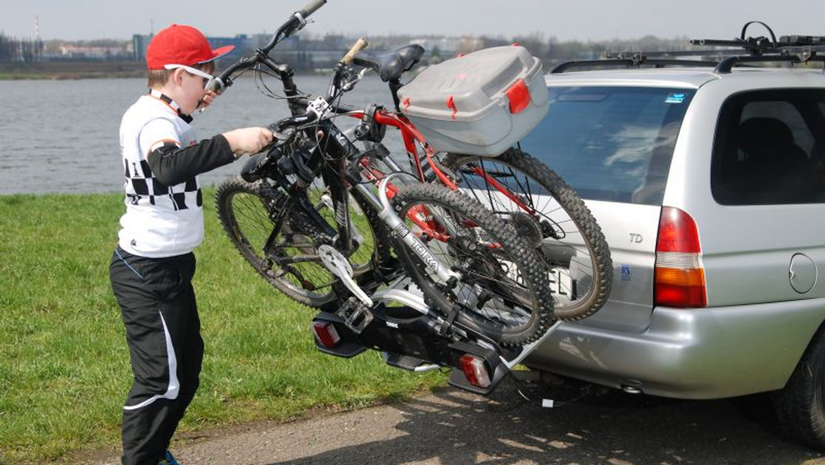 Thule w tym sezonie wprowadza dwa nowe bagażniki tego typu: EuroWay G2 i EuroRide. Oba bagażniki dotarły do nas zapakowane w duże firmowe kartony. I już przy ich rozpakowywaniu zauważyć można pierwszą różnicę: EuroWay G2 jest niemal gotowy do jazdy. Wystarczy jedynie założyć pałąk dokręcany dwoma pokrętłami oraz uchwyty szczękowe do mocowania ramy i gotowe.