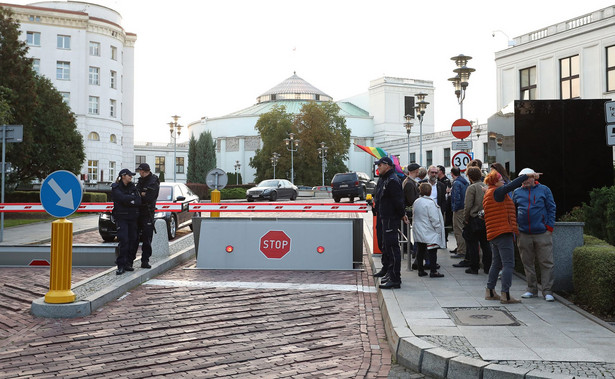 Obywatele RP nie naruszyli "miru domowego" Sejmu. Sąd: Trudno mówić o takim naruszeniu, skoro teren parlamentu nie jest ogrodzony