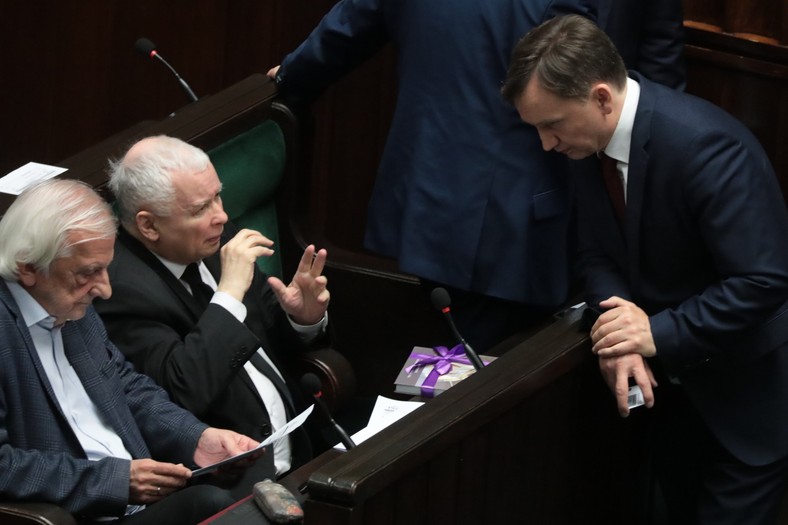 Szef klubu PiS Ryszard Terlecki, prezes PiS Jarosław Kaczyński i minister sprawiedliwości Zbigniew Ziobro w Sejmie (26.05.2022).