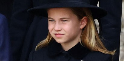Księżniczka Charlotte założyła po raz pierwszy broszkę. Wymowny gest wnuczki królowej symbolizuje jej wielką miłość