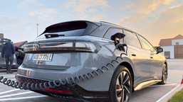 samochód elektryczny płonie inaczej niż spalinowy? twarde dane straży pożarnej zaskakują