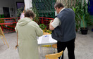 Głosowanie w jednym z lokali wyborczych w Szczecinie