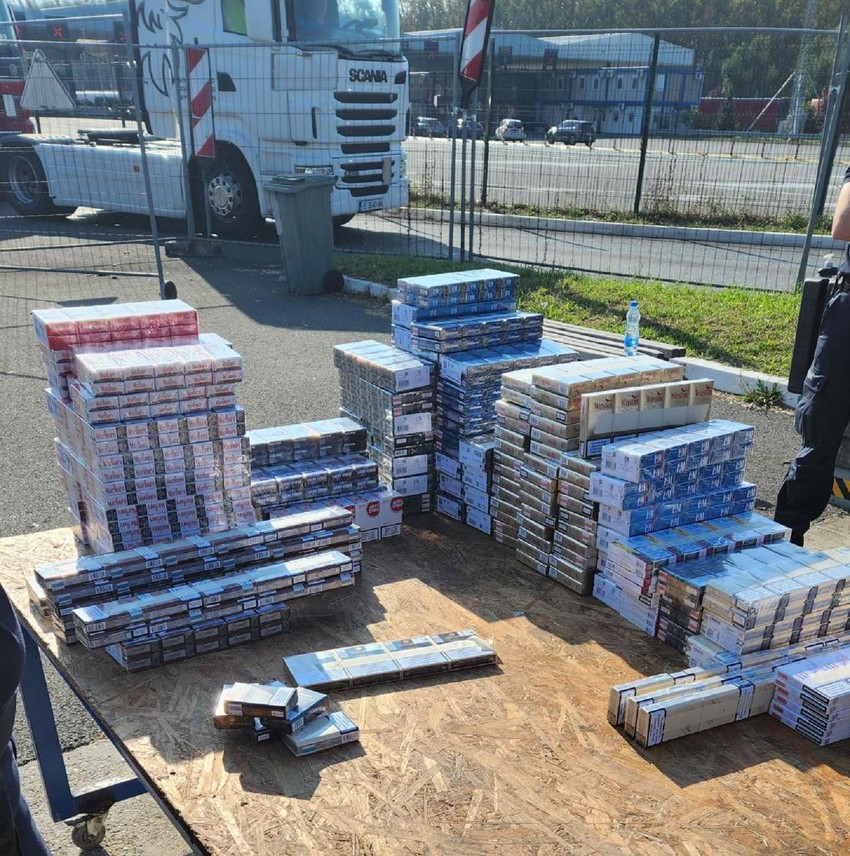 Carinici su u kombiju otkrili 25.000 cigareta