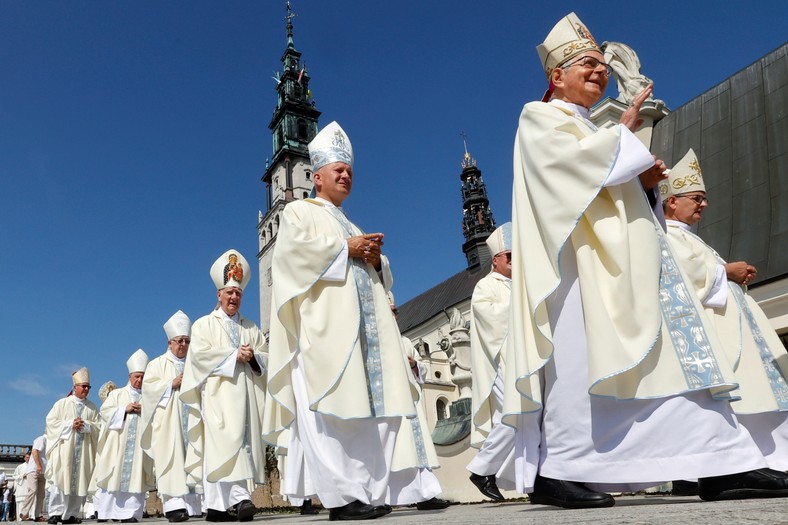 Biskupi podczas sumy pontyfikalnej z okazji święta Matki Boskiej Częstochowskiej, 26.08.2023 r.