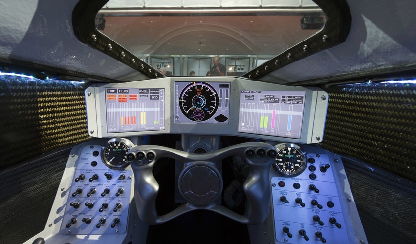 Bloodhound SSC to nie tylko samochód wyścigowy, jest to również naddźwiękowe studio telewizyjne. W aucie wbudowanych jest 12 kamer, w tym dwie w środku kokpitu, które będą na żywo transmitować co dzieje się w bolidzie podczas próby. <br><br>fot. EPA / WILL OLIVER