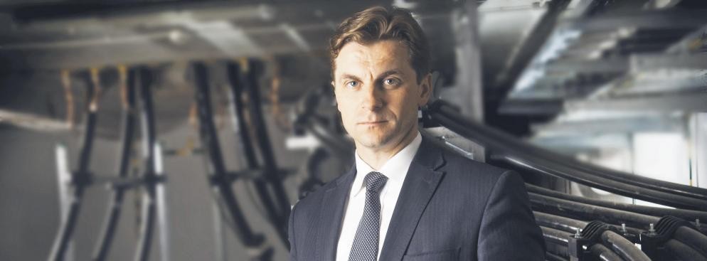 <strong>Miejsce 18. Marek Woszczyk, prezes Polskiej Grupy Energetycznej</strong>
<br /><br />
Szefuje największej grupie energetycznej, która odpowiada za 40 proc. krajowej produkcji prądu (większość wytwarza z węgla brunatnego). Buduje też nowe tradycyjne moce, rozwija program budowy elektrowni atomowej, ale nie zapomina też o odnawialnych źródłach energii. W 2014 r. PGE rozpoczęła budowę dwóch potężnych farm wiatrowych. Umacniając koncern na pozycji lidera w tym segmencie, ma to przyczynić się do wypełnienia przez Polską unijnych wymogów. Prezes PGE szefuje Polskiemu Komitetowi Energii Elektrycznej, który w imieniu krajowej branży walczy o polskie interesy w Brukseli. I nie są to wcale mało istotne gierki lobbystyczne, bo to właśnie od kształtu powstającej tam polityki energetyczno-klimatycznej zależy wysokość płaconych przez nas rachunków za prąd. Unijny urzędnicy nie lubią węgla i chcą obłożyć go jak najwyższymi parapodatkami w postaci zakupu obowiązkowych uprawnień do emisji CO2. I to właśnie PKEE utorował naszemu rządowi drogę w walce o mechanizmy pomocowe umożliwiające utrzymanie jak najniższych cen energii, analizując i szukając luk w proponowanych rozwiązaniach. (bam)<br /><br />