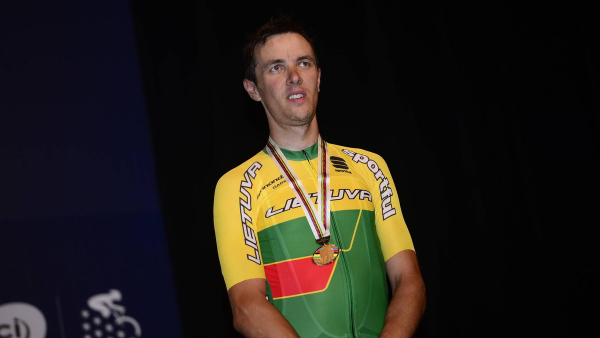 W niedzielę Ramunas Navardauskas przeszedł do historii litewskiego kolarstwa. Zawodnik grupy Cannondale-Garmin wywalczył dla swojego kraju pierwszy medal mistrzostw świata elity. W Richmond 27-latek finiszował na trzecim miejscu, przegrywając końcowy sprint z peletonu tylko z Australijczykiem Michaelem Matthewsem (triumfator - Peter Sagan finiszował przed grupą zasadniczą).