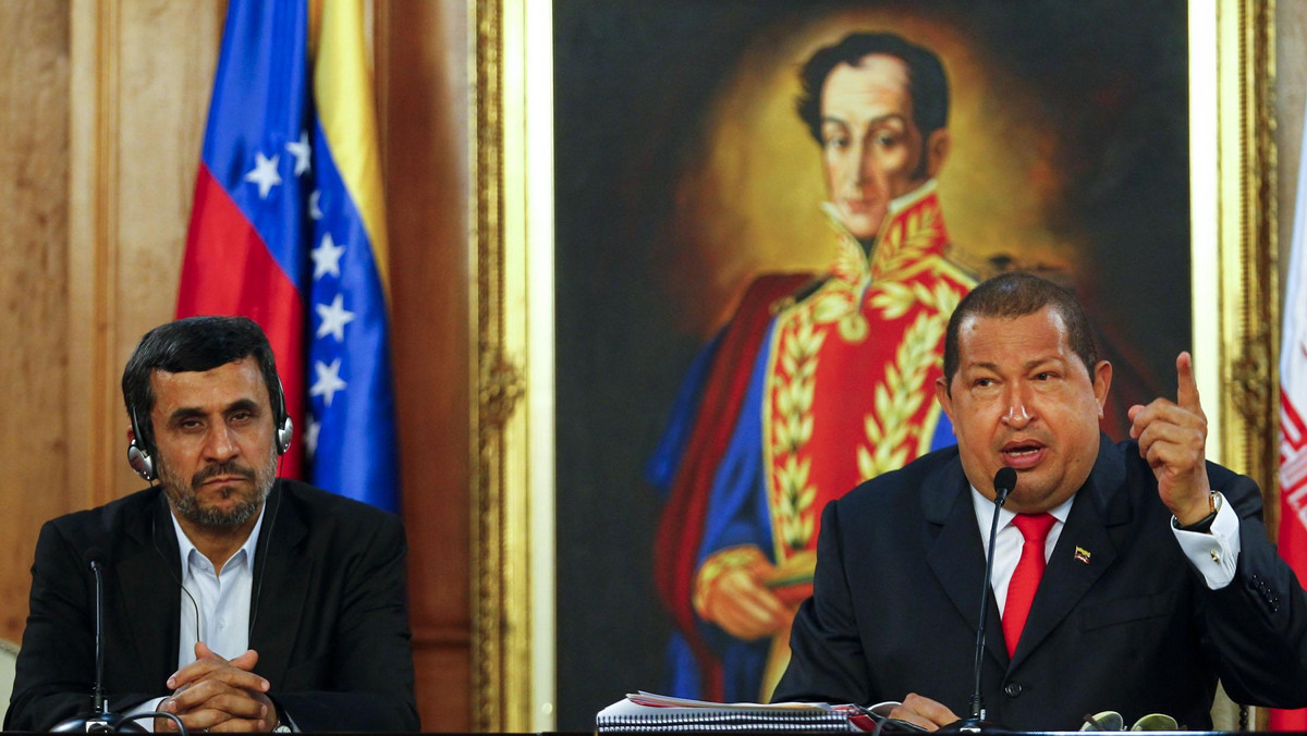 Prezydent Wenezueli Hugo Chavez przyjął swego, jak to ujął, "brata" Mahmuda Ahmadineżada. Prezydent Iranu rozpoczął tym samym podróż po Ameryce Łacińskiej w pełni kryzysu na linii Waszyngton-Teheran w związku z irańskim programem nuklearnym.