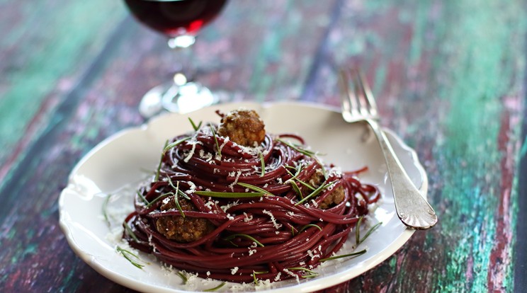 Vörösborban főtt spagetti Fotó: Recepttár